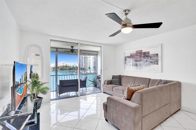 Building Photo - 2999 Point E Dr