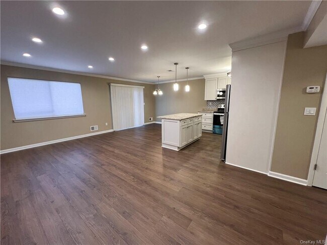 Foto del edificio - 105 Village Rd