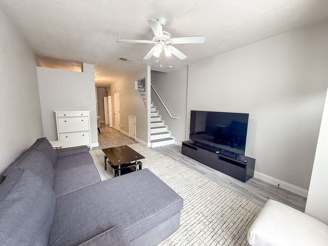 Building Photo - Victoria Station #132