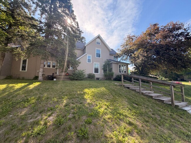Building Photo - Two Bedroom Upper Apartment in Walker!
