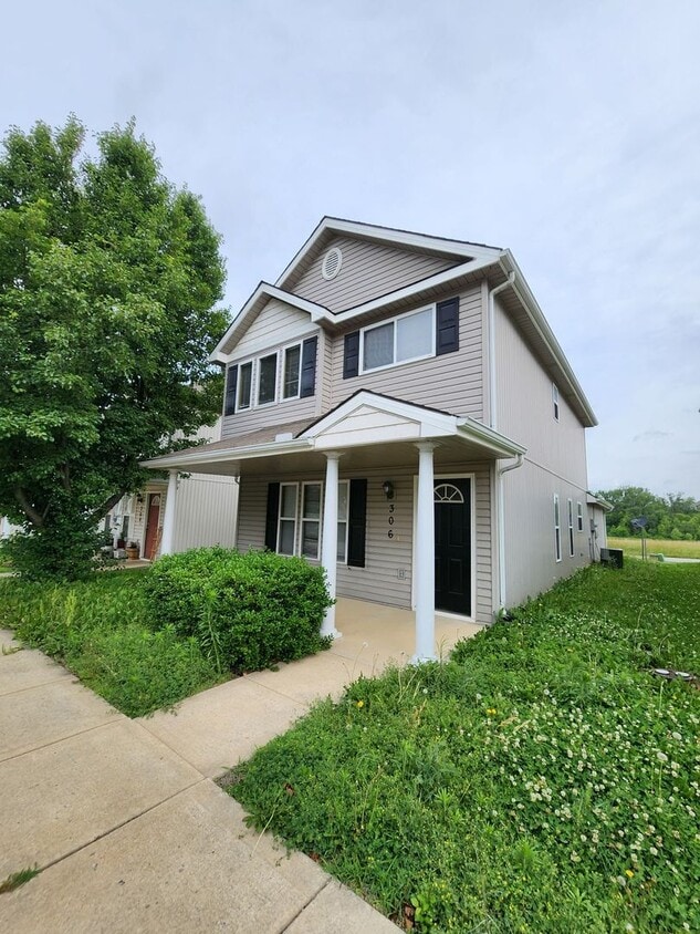 Primary Photo - 3 Bedroom, 2.5 Bath Home in Grain Valley, MO!