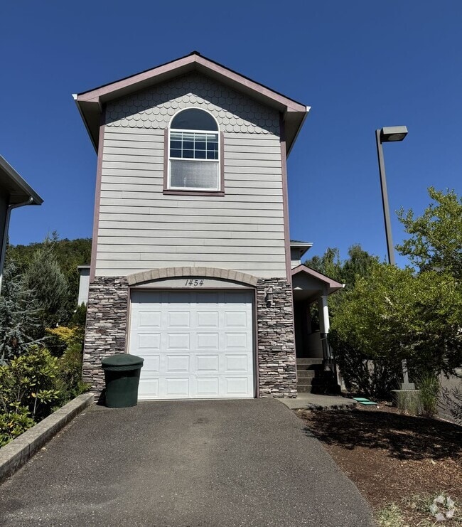 Building Photo - 1454 Four Seasons Dr