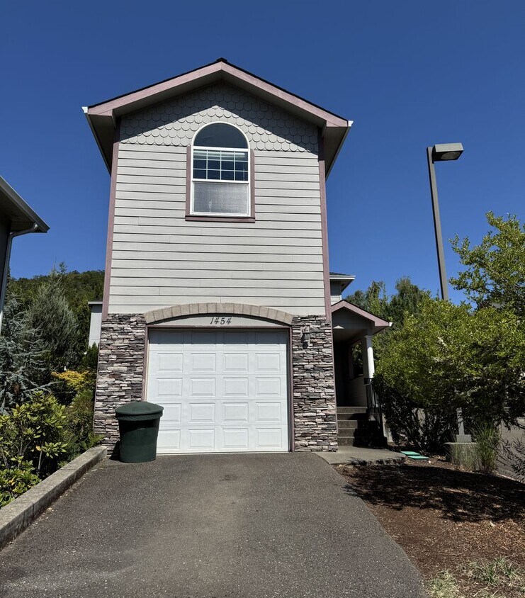 Foto principal - 3 Bedroom 2.5 Bath in Four Seasons HOA