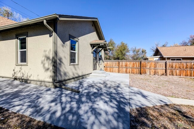 Front of the House - 915 Irving St