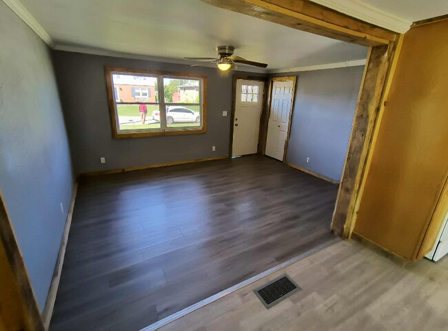 Building Photo - 916 Donegal Dr E