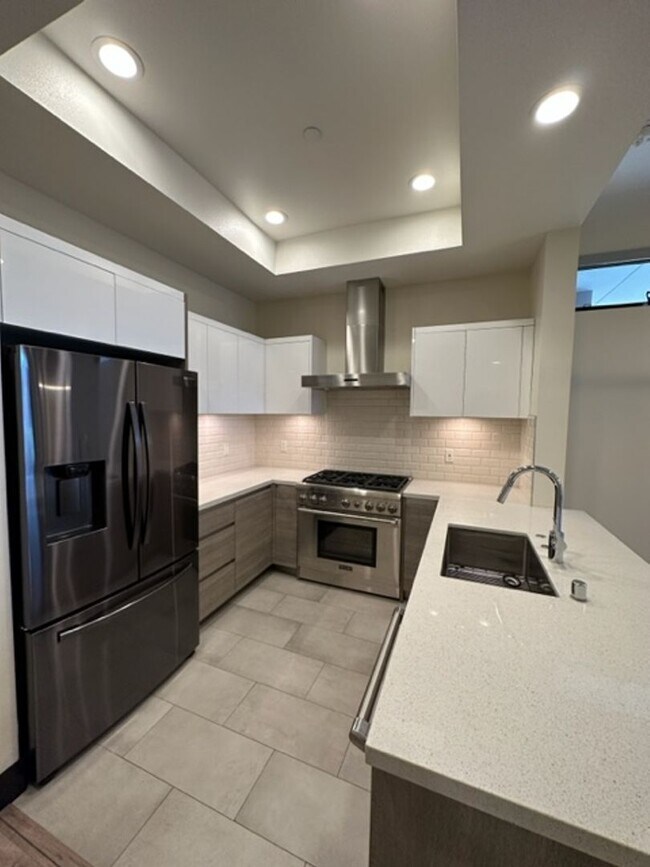 Building Photo - 536 S El Molino Ave