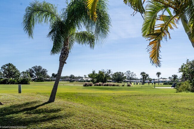 Foto del edificio - TURNKEY FURNISHED RENTAL ON GOLF COURSE. GROUND FLOOR UNIT