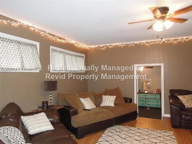 Building Photo - Large 4 Bedroom Home near U of M!! (yard c...
