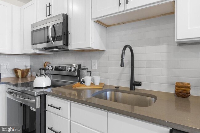 Foto del edificio - 7037 Ridge Ave