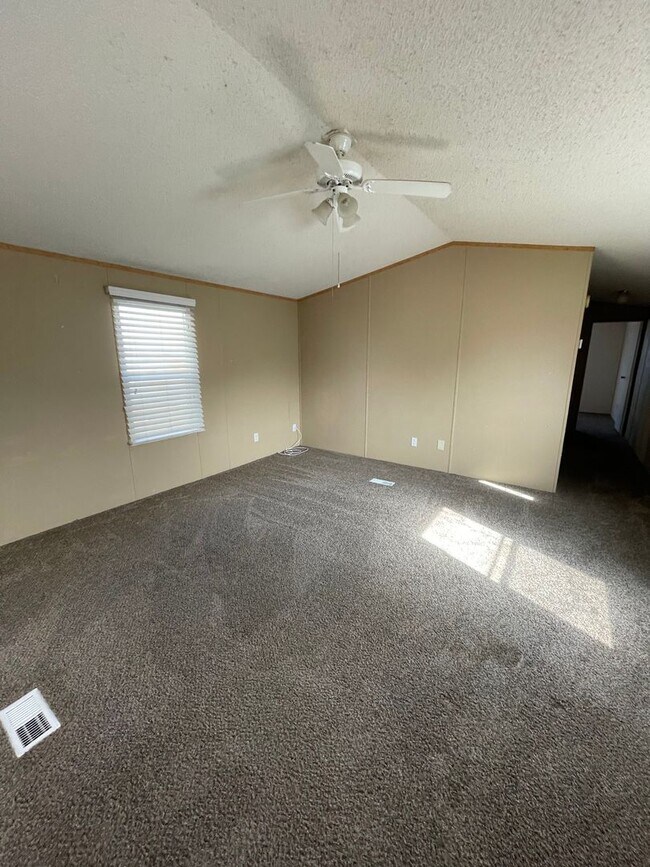 Foto del edificio - 3/2/1 CARPORT FOR LEASE - COMMANDER'S PALA...