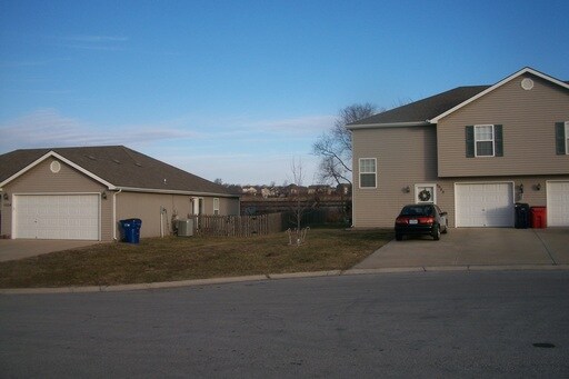 Primary Photo - 1022 NW Willow Dr
