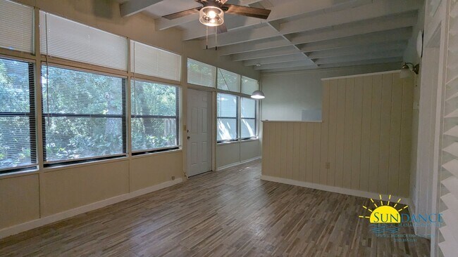 Building Photo - Cozy 1 Bedroom Florida Cottage! Near Ferry...