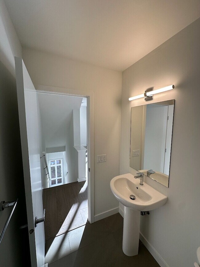 857857 Belmont Drive SW, Calgary, AB T2P 4P2 Townhouse for Rent in