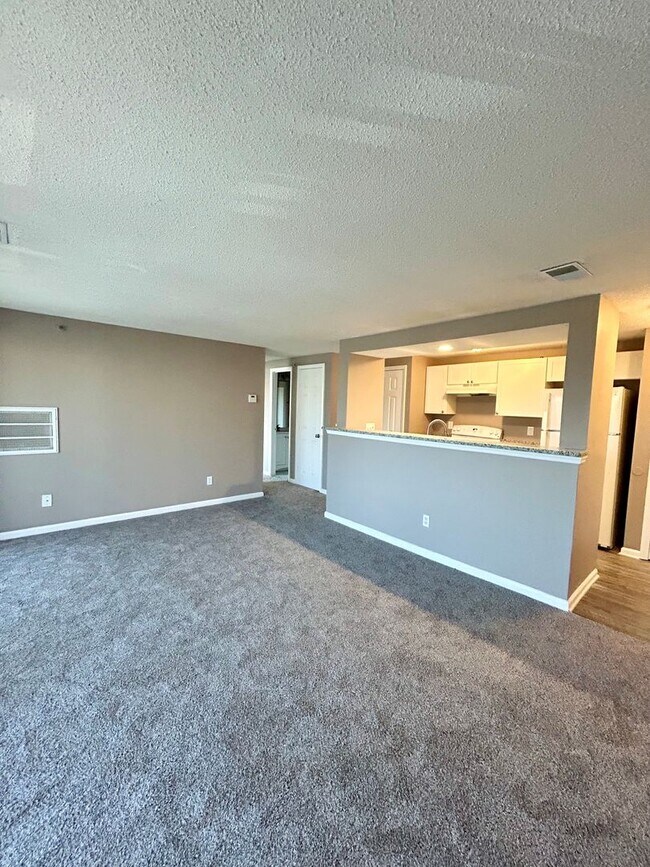 Foto del edificio - University Spacious 3rd floor Condo