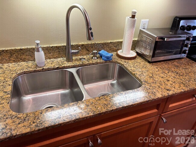 Foto del edificio - 4620 Piedmont Row Dr