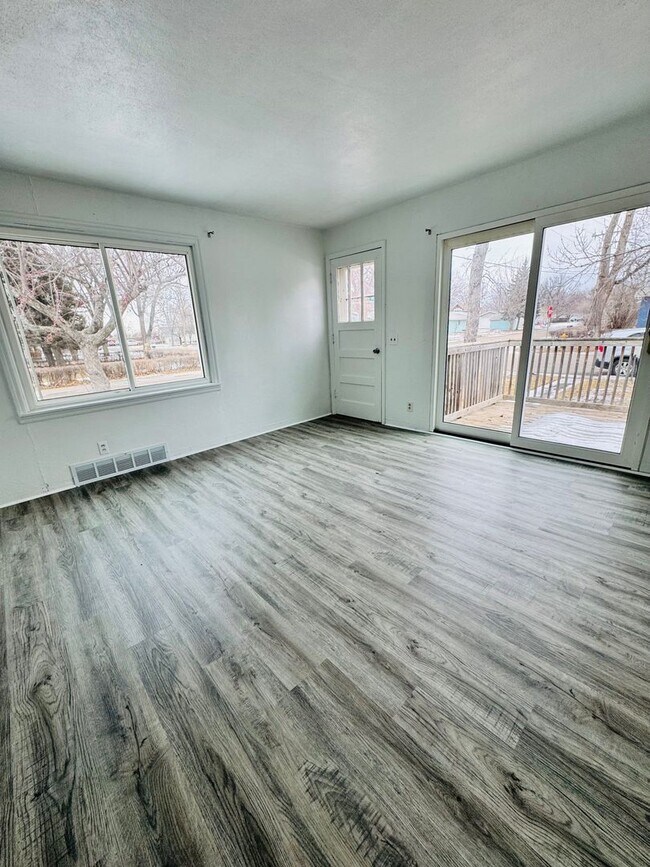 Building Photo - 3 bedroom (with bonus room) 1.5 bathroom