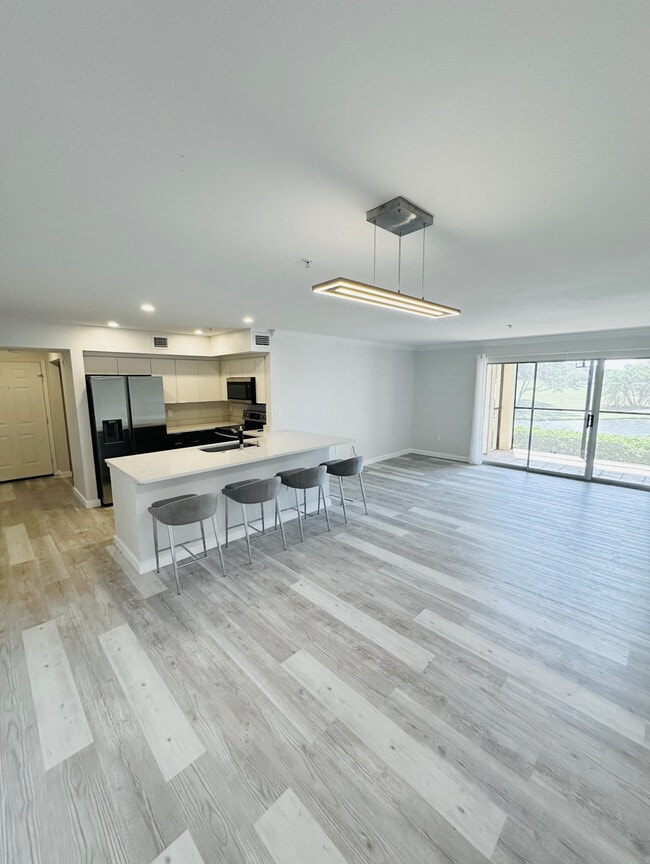 Foto del edificio - 2400 Feather Sound Dr