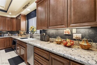 Building Photo - 9145 Tesoras Dr