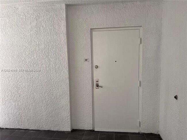 Foto del edificio - 14951 Royal Oaks Ln
