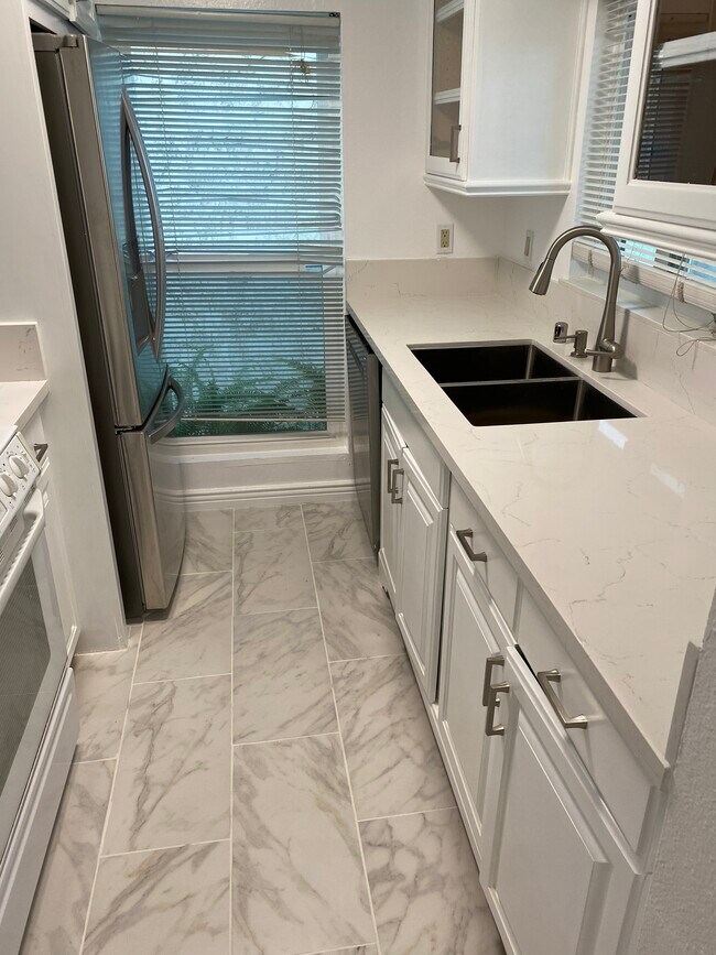 Building Photo - 18411 Hatteras St