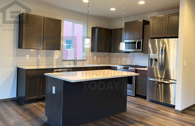 Building Photo - Stunning 5 Bedroom! Great Location!