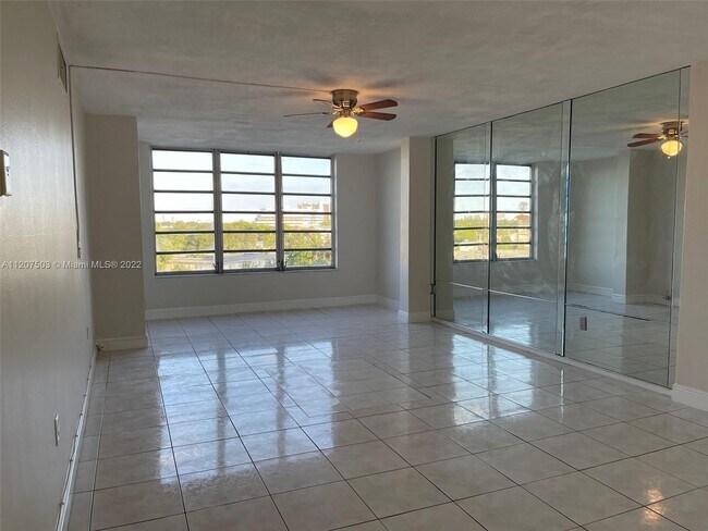 Foto del edificio - 1475 NE 125th Terrace