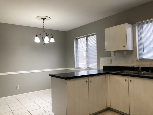 Building Photo - 1000 Fernview Dr
