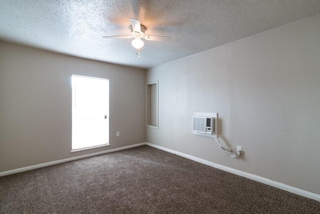 Building Photo - 5327 Bell St