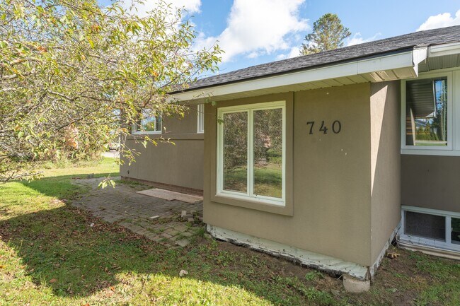 Building Photo - Spacious 3 Bed / 1 Bath Main Floor Unit | $2549/month - All Utilities Included |