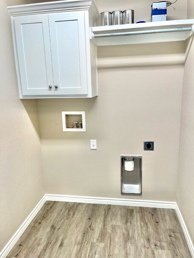 Foto del edificio - Beautiful 3-Bed Oasis with Granite Touches...