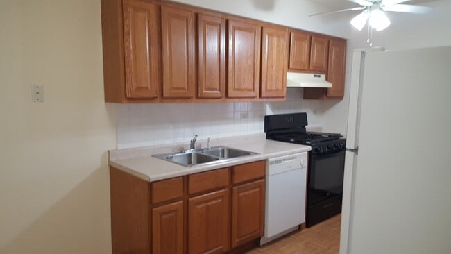 Building Photo - 490 Pleasant Run Dr