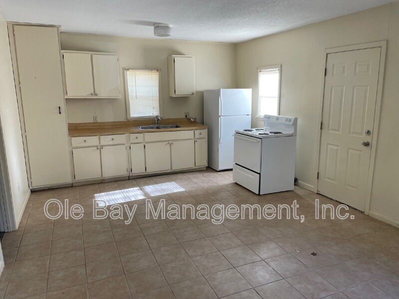 Building Photo - 400 Hall Ave