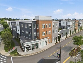 Building Photo - 60 Cross St E