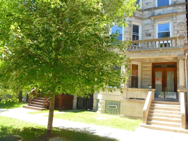 Fachada del edificio Walkup Greystone - 3730 N Magnolia Ave