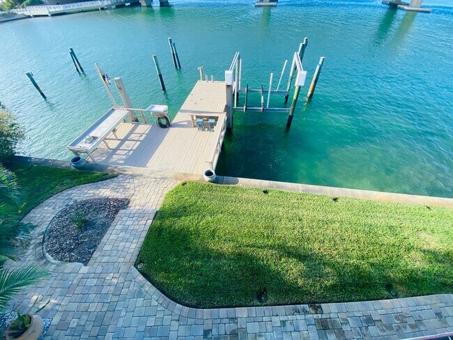 Building Photo - 3040 Alton Dr