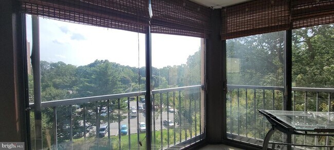 Foto del edificio - 5901 Mt Eagle Dr