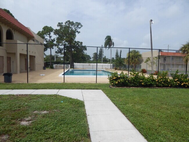 Building Photo - 6054 Forest Hill Blvd