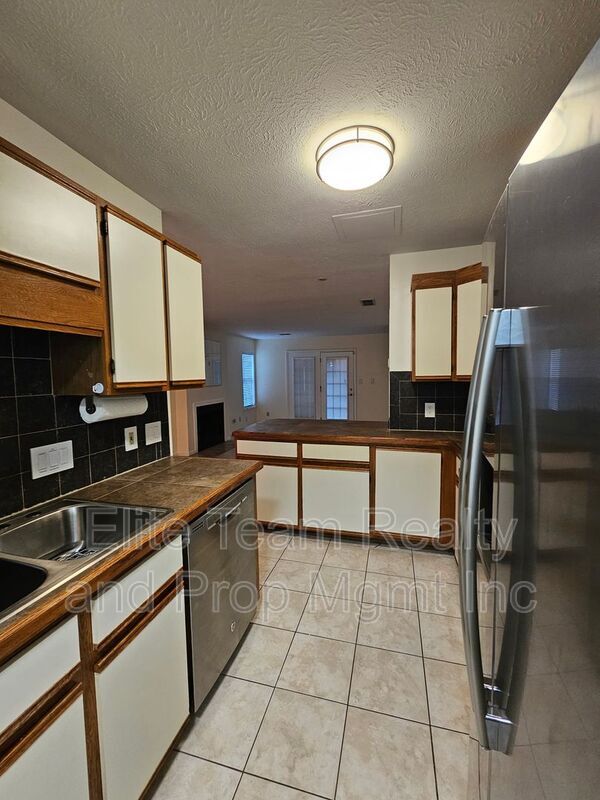 Foto del edificio - 802 Selwyn Oaks Ct