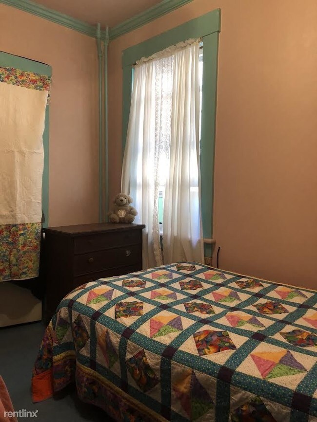 Foto del edificio - 4 br, 2 bath House - 122 Lawrence Ave