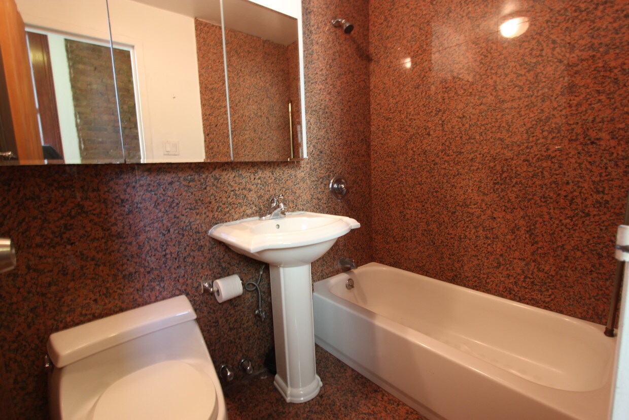 Foto del edificio - 336 E 5th St