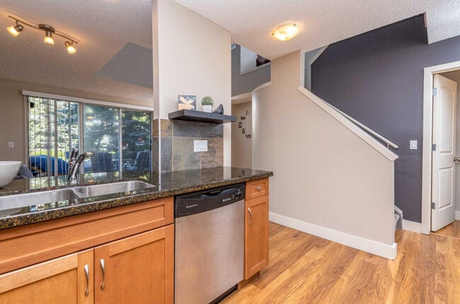 Building Photo - 122-122 Village Heights SW