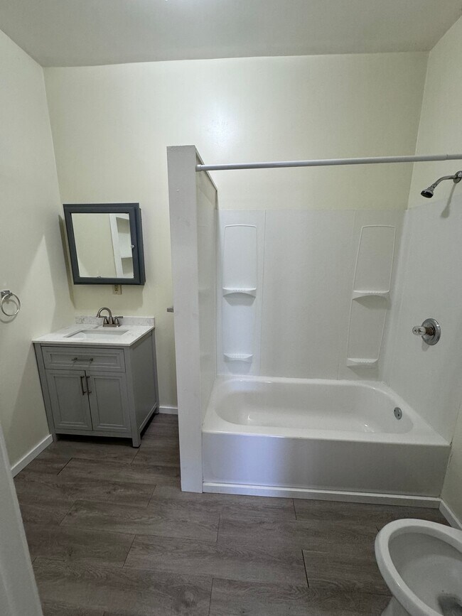 Building Photo - 4 E Oakwood Pl