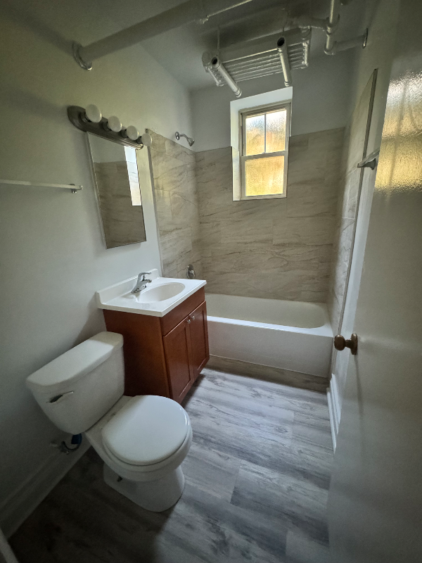 Primary Photo - 6909 S Crandon Ave