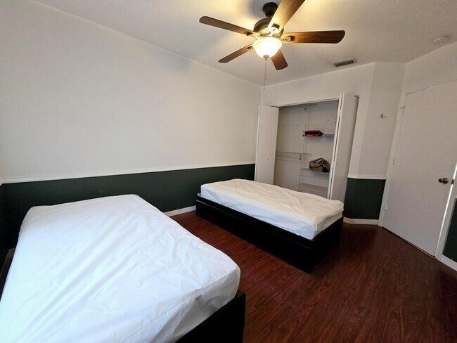 Foto del edificio - 205 Leland Ln