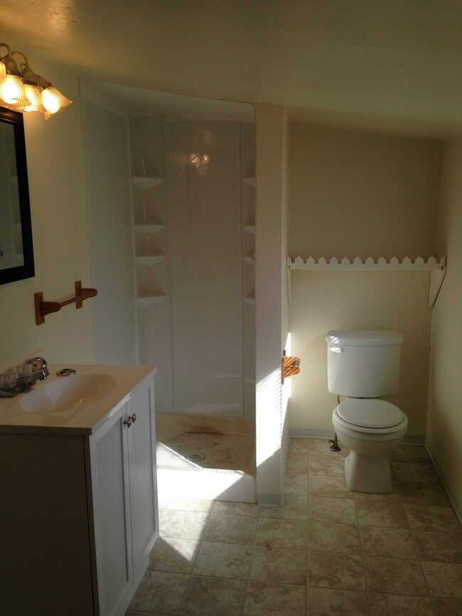 Building Photo - Studio single family home