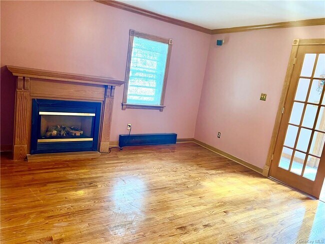 Building Photo - 226 Monhagen Ave