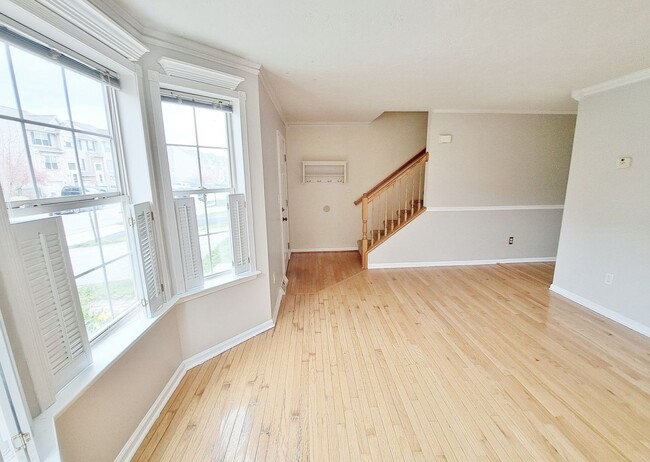 Building Photo - 3 Bed / 1-1/2 Bath Single Family Townhome