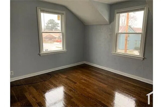 Building Photo - 2 bed 1 bath duplex $1100/mo