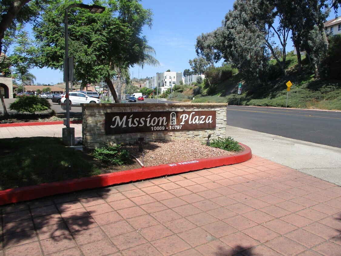 Primary Photo - Desirable Mission Plaza Updated 1 Bedroom ...