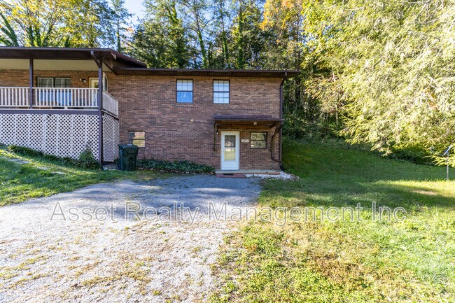 Building Photo - 1227 Village Dr